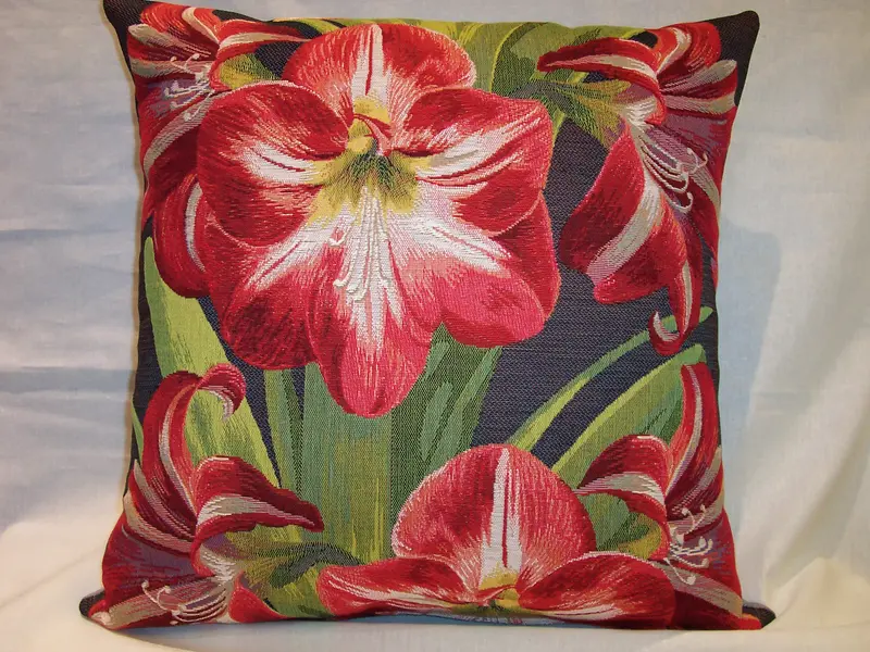AMARILLIS DARK PILLOW