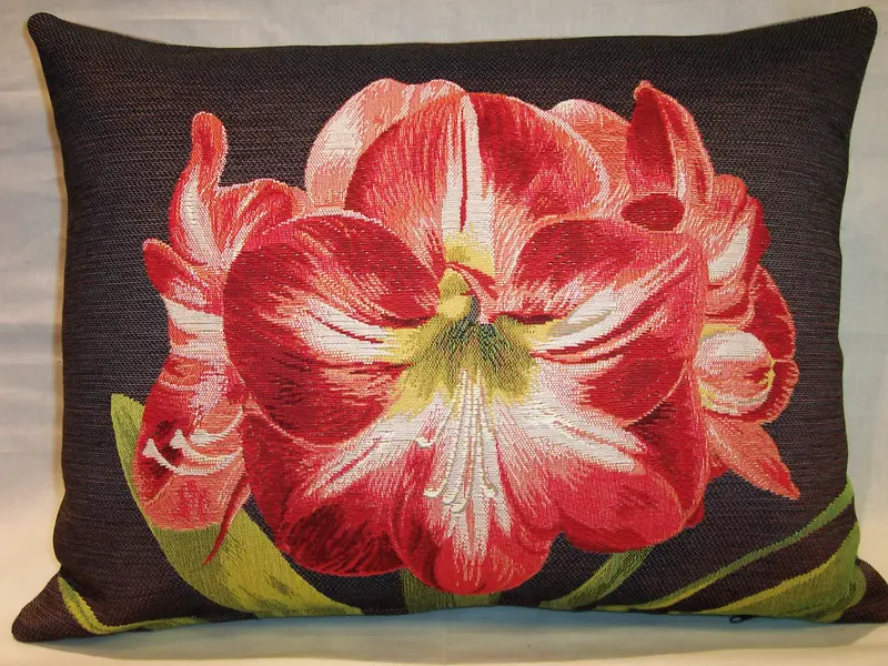 AMARILLIS DARK PILLOW