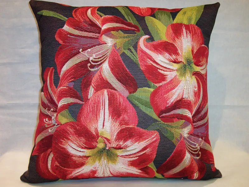 AMARILLIS DARK PILLOW