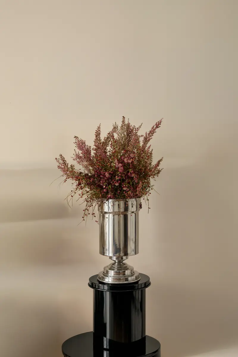 Amphora Mini – Porta Vaso Scultoreo in Alluminio Lucido a Specchio