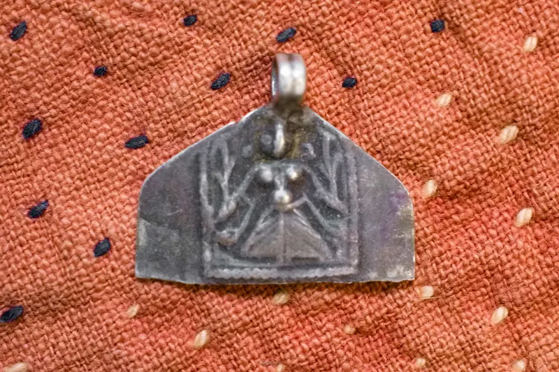 amuleto tribale indiano antico figure tribali