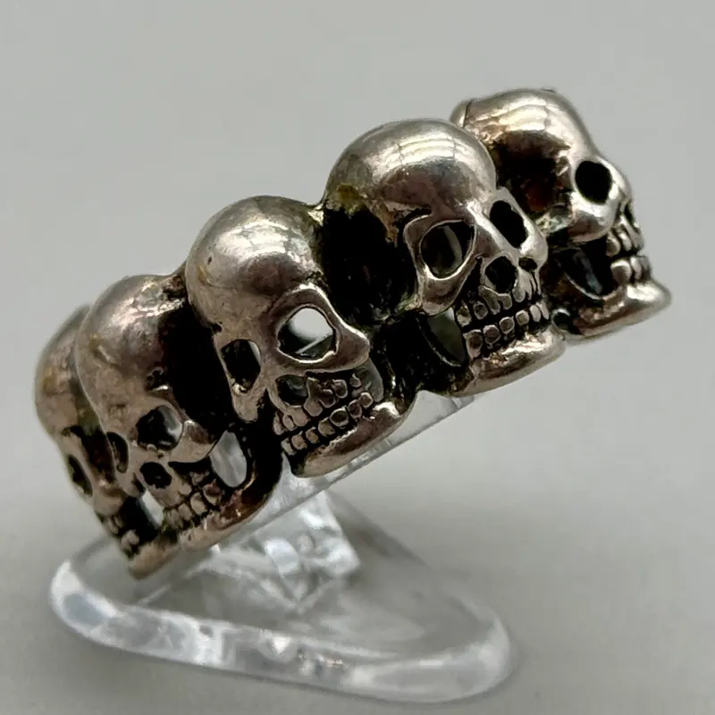 Anello argentato teschi lungo la circonferenza Italia 1980 ca