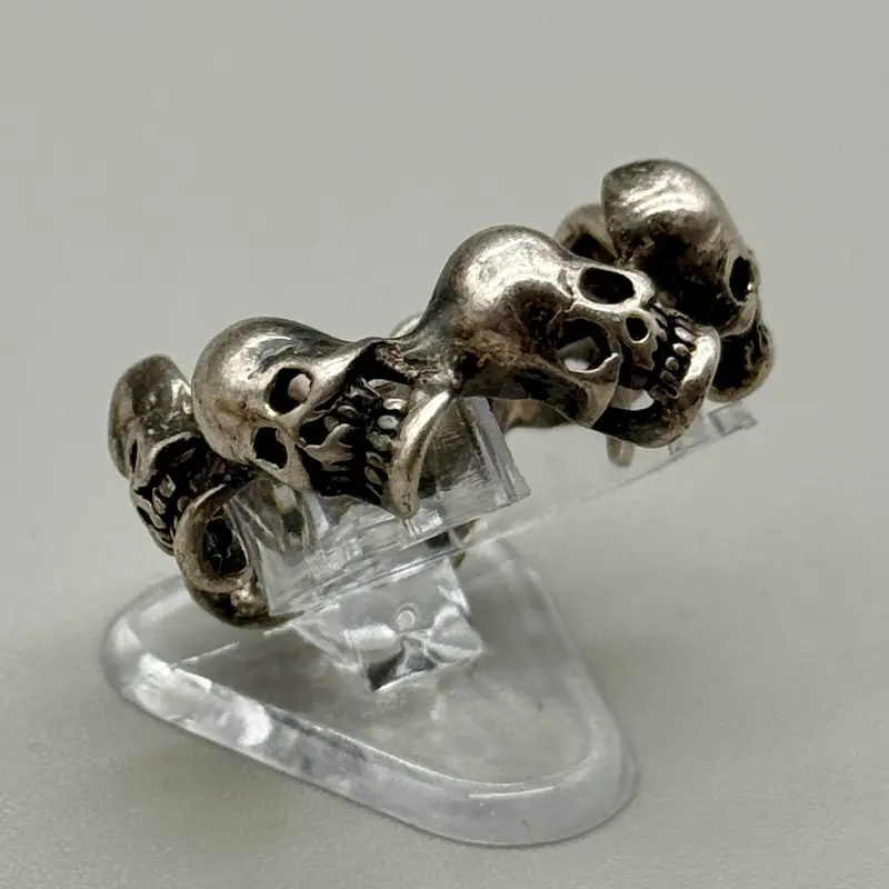 Anello argentato teschi obliqui sulla circonferenza Italia 1980 ca
