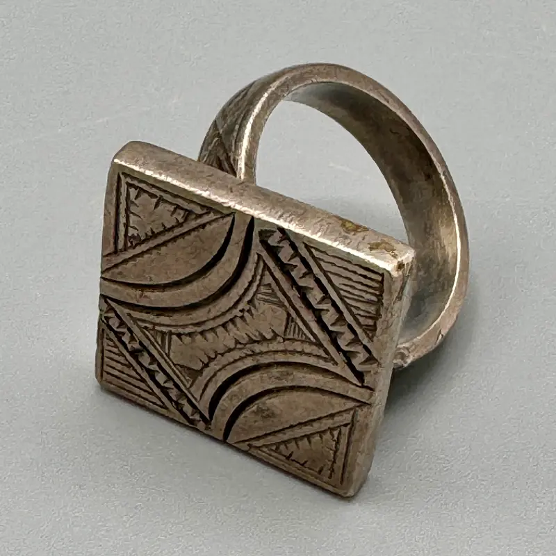 Anello da uomo quadrato in argento Touareg prima metà XX sec.
