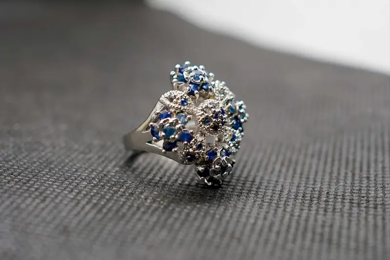 Anello in argento 925 con zaffiri blu stile vittoriano floreale