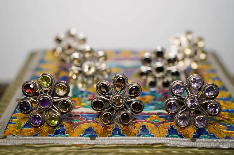 anello in argento e pietre semipreziose