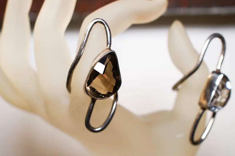 anello in argento e pietre semipreziose