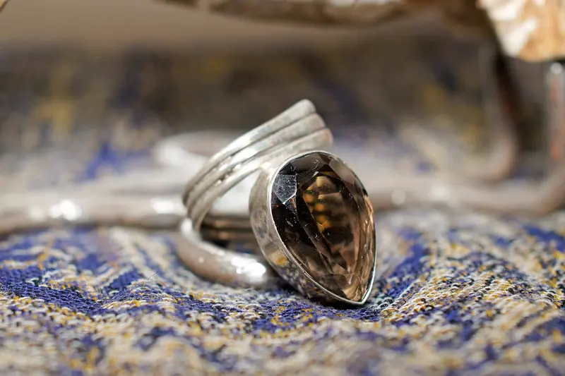 anello in argento e pietre semipreziose