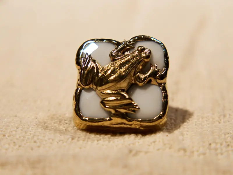 anello ottone e agata bianca con rana