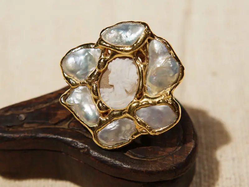 anello ottone e perla scaramazza e cammeo