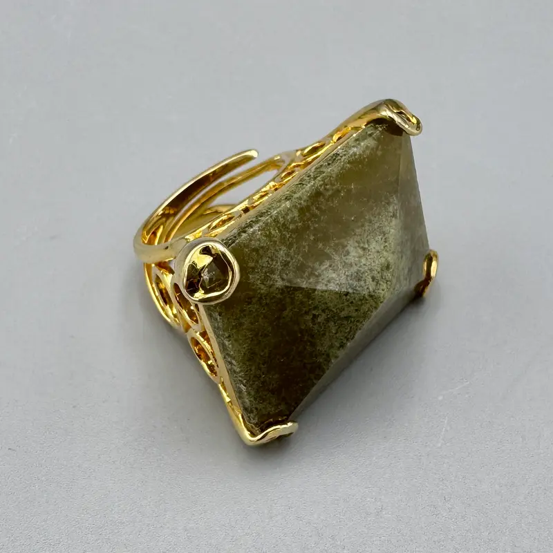 Anello stile vintage dorato marmo verde Italia 2020 ca