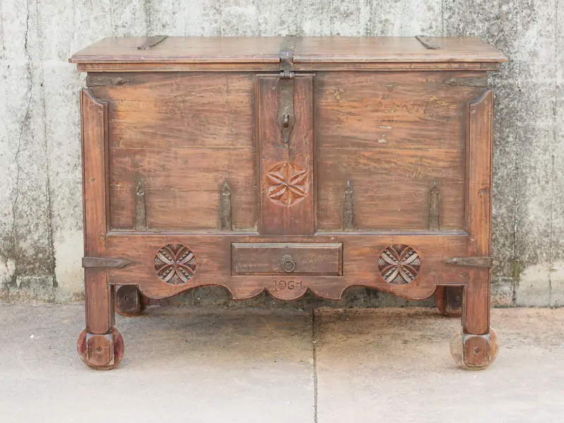 Antico baule credenza indiano in teak massello con ruote e cassetti segreti (cod. BAULE44)