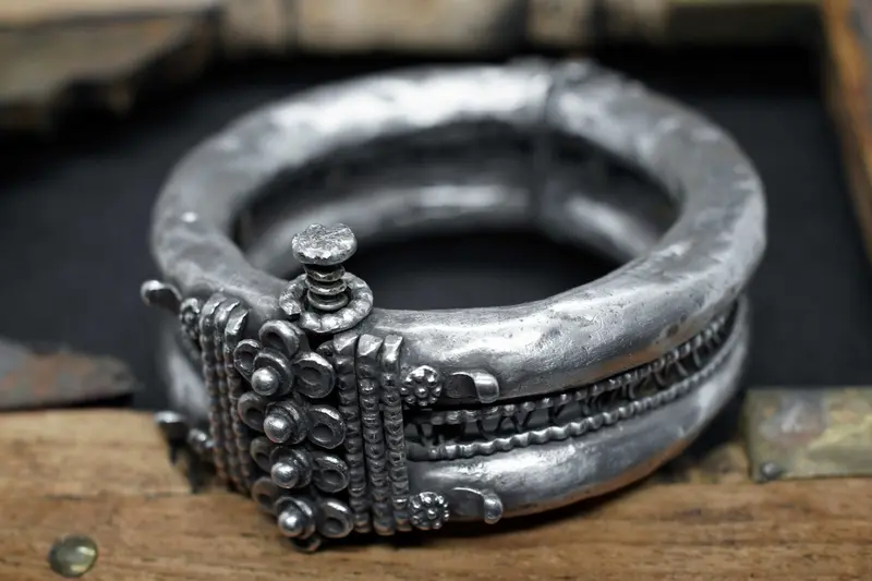 Antico bracciale rigido tribale indiano in argento massiccio 925
