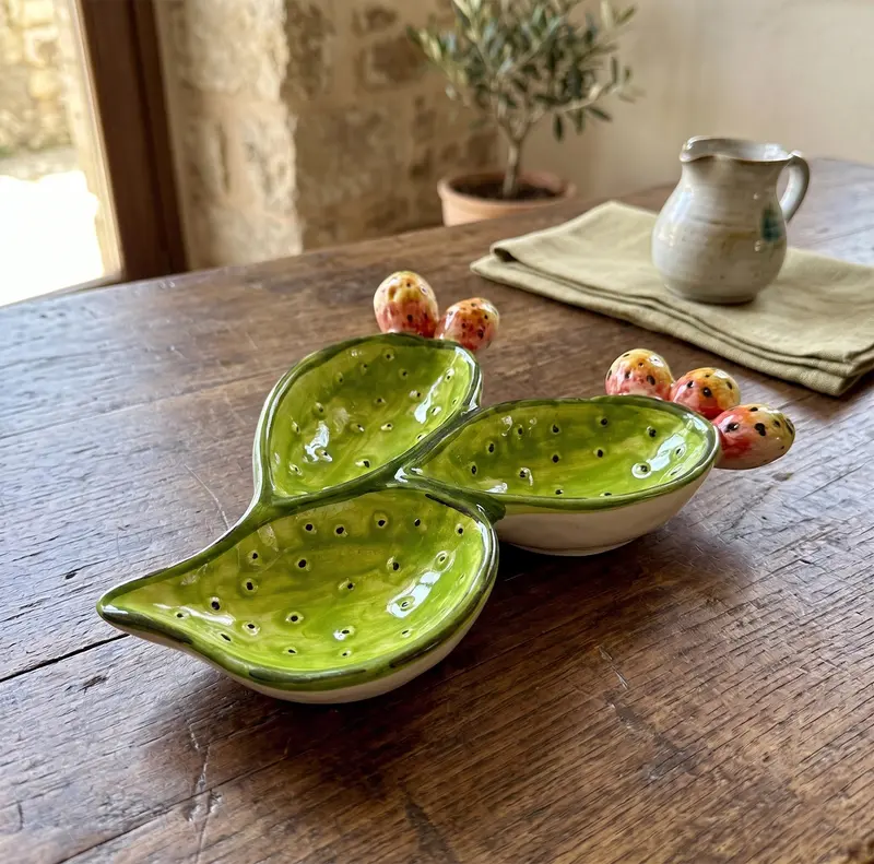 Antipastiera ficodindia in ceramica siciliana di Caltagirone decorata a mano