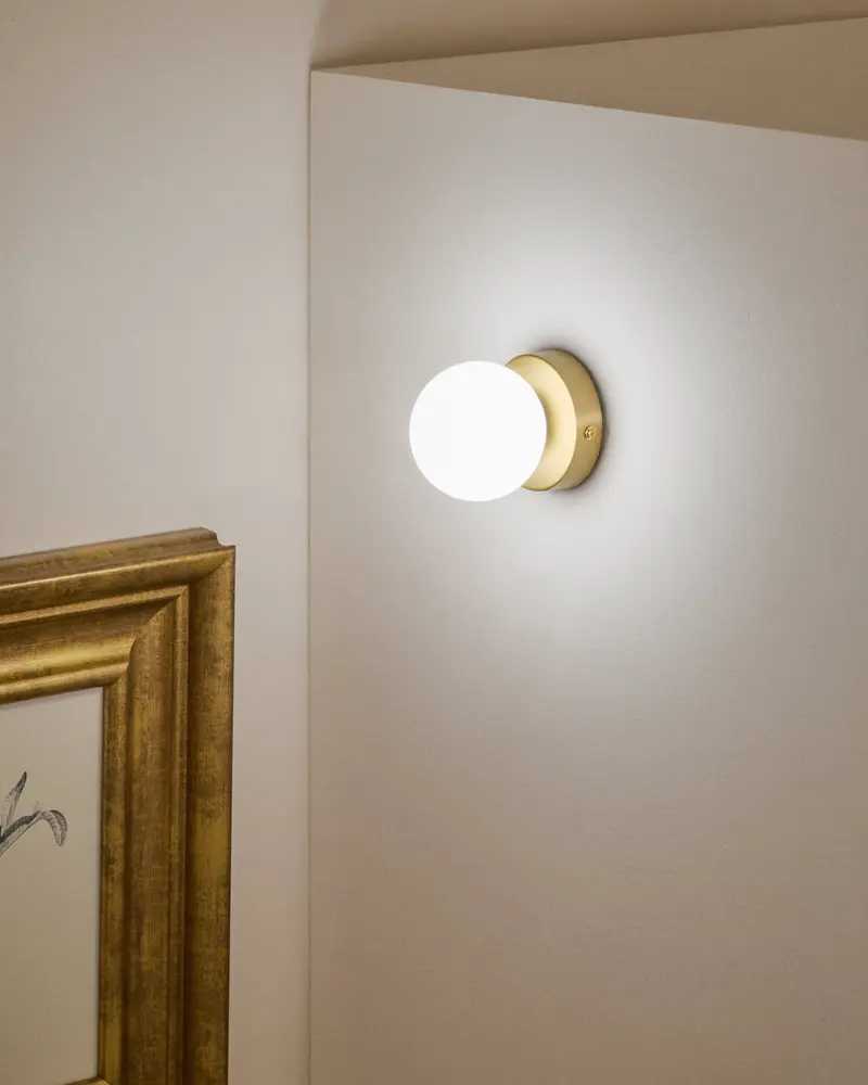 Applique Brisia in metallo con finitura in ottone spazzolato e 1 sfera in vetro satinato Ø 8 cm