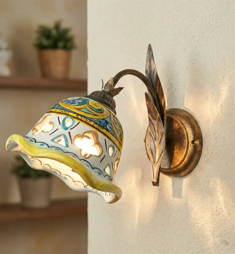 Applique da parete a 1 luce in ferro battuto e ceramica realizzato e decorato artigianalmente a mano art. gomes