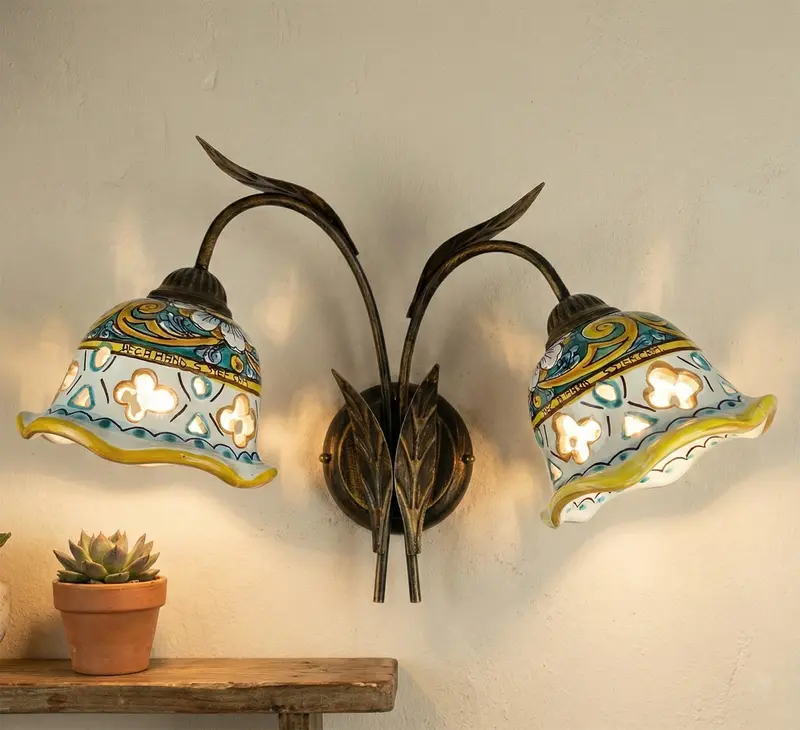 Applique da parete a 2 luci in ferro battuto e ceramica siciliana realizzato e decorato artigianalmente a mano art. gomes