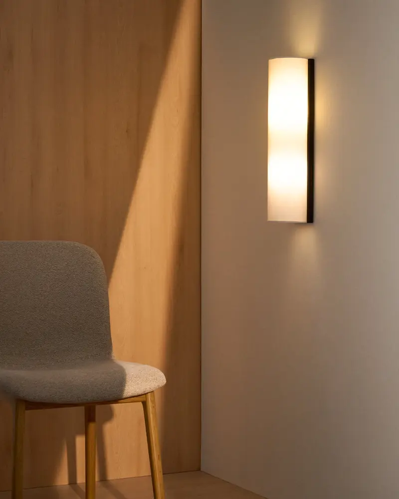 Applique da parete Umbran in legno di caucciù marrone chiaro e lino beige