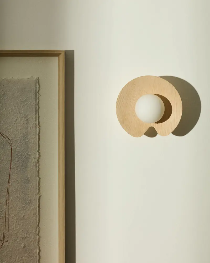 Applique da parete Wilara in impiallacciatura di rovere con 1 sfera in vetro fumé