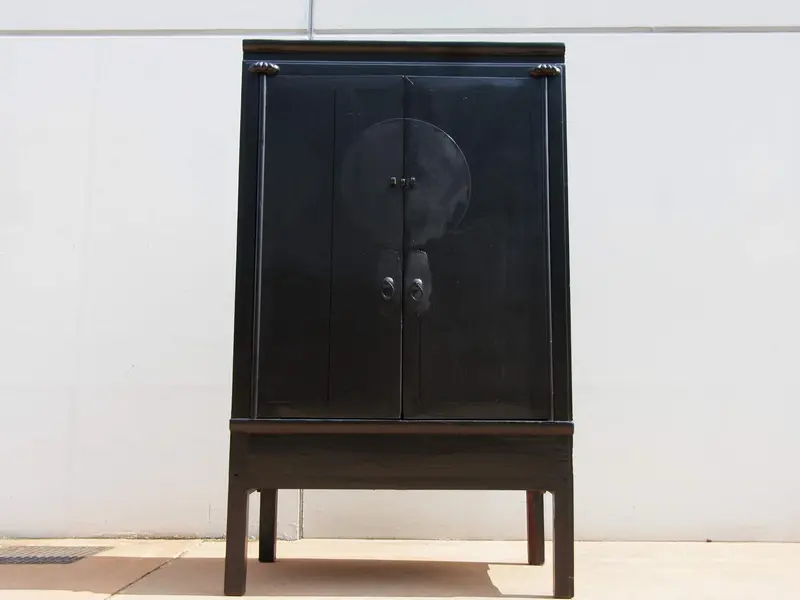 Armadio cinese della sposa antico in olmo laccato nero