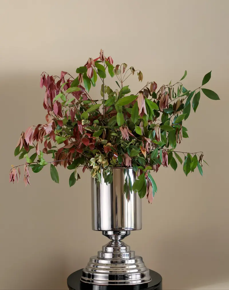 Art Deco Amphora Maxi – Porta Vaso Scultoreo in Alluminio Lucido a Specchio