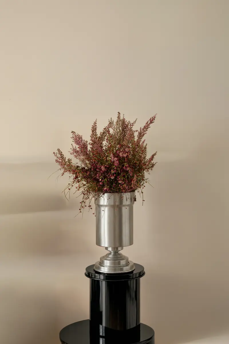 Art Deco Amphora Mini – Porta Vaso Scultoreo in Alluminio Satinato