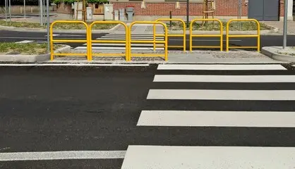 Barriera di sicurezza gialla in acciaio con zoccolo