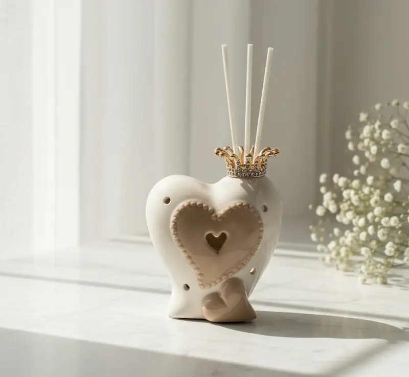 Bomboniera matrimonio profumatore con bastoncini e led cuore in porcellana bianco e tortora harmony PRMT23023