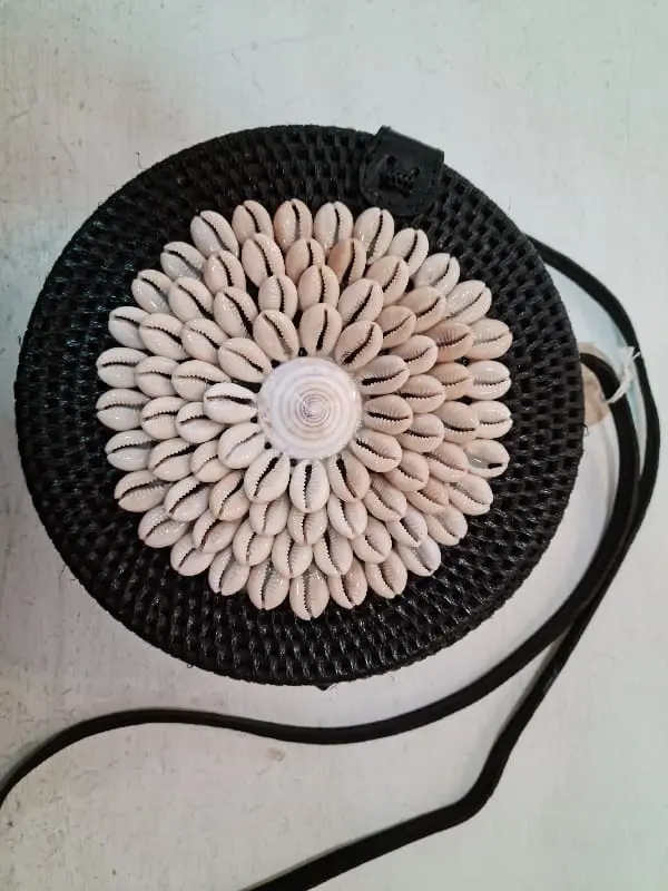 BORSINA RATTAN CON CONCHIGLIE SCONTO 30%