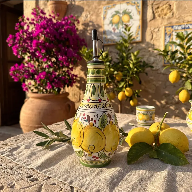 Bottiglia in ceramica siciliana di Caltagirone decorata a mano art. tre limoni