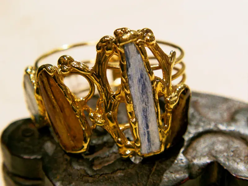bracciale in bronzo fatto a mano con pietre semipreziose e gemme
