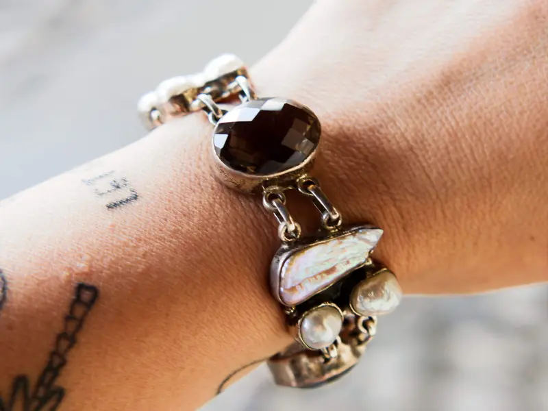 bracciale indiano in argento con perle scaramazze e topazio fumè cod.BRACC43