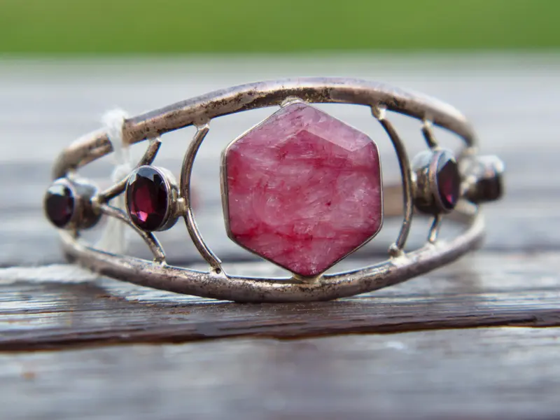 bracciale indiano in argento radice di rubino e granato