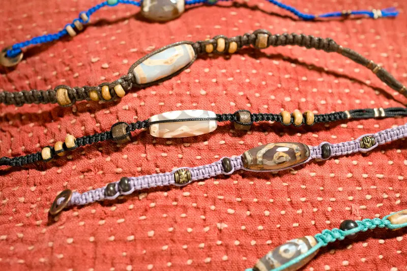 bracciale intreccio con dzi tibetano