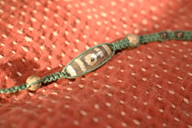 bracciale intreccio con dzi tibetano