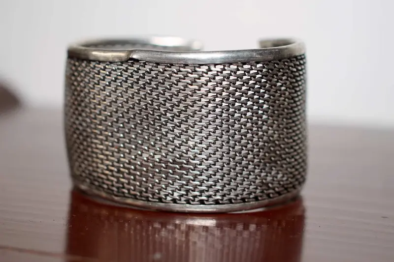 Bracciale rigido a trama floreale in argento 925 - Artigianato indiano alto impatto