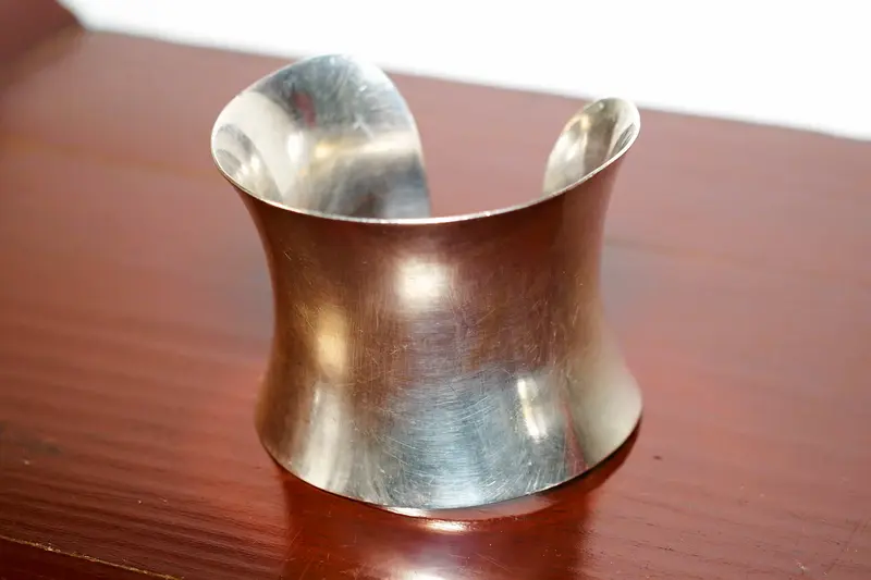 Bracciale rigido concavo in argento 925 - Artigianato indiano satinato