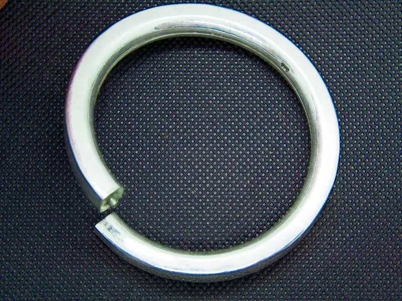 Bracciale rigido in argento con apertura stile etnico indiano e chiusura regolabile