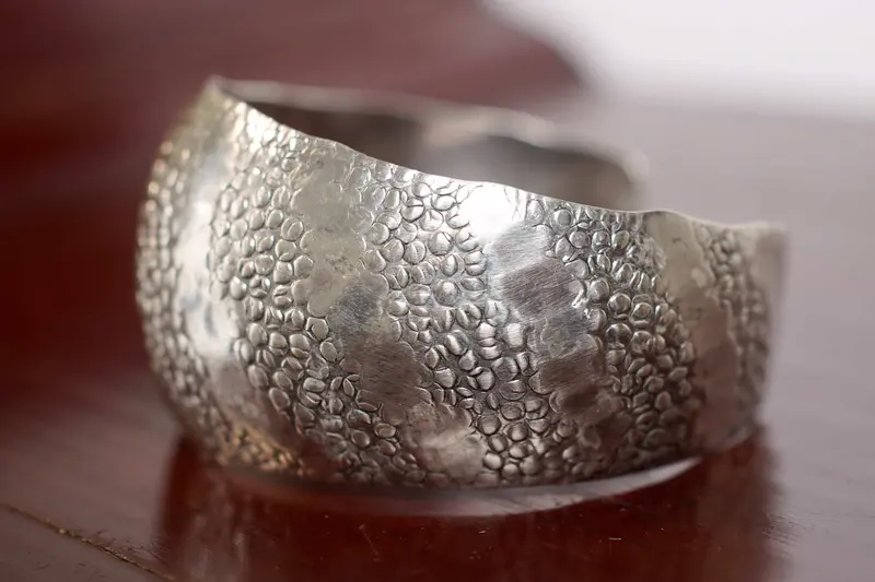 Bracciale rigido in argento etnico martellato - Artigianato Rajasthan India
