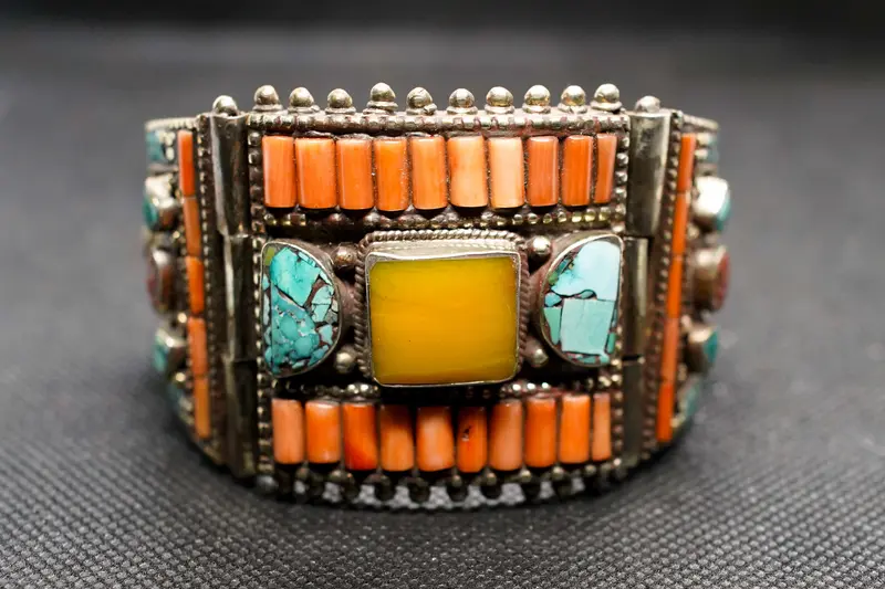 Bracciale rigido in argento tibetano con ambra, turchese e corallo - Lavorazione a sbalzo