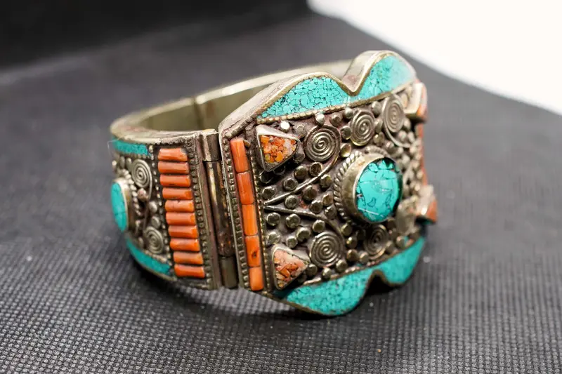 Bracciale rigido in metallo argentato con turchese e corallo - Tibet