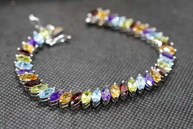 Bracciale tennis artigianale in argento 925 con gemme minerali policrome