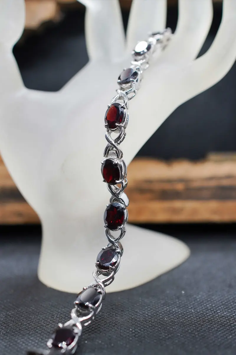 Bracciale tennis artigianale in argento 925 e granato con motivo XO (Hug and Kiss)