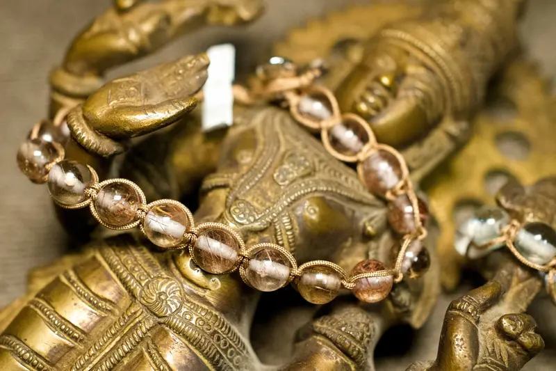 Bracciale tibetano regolabile in quarzo rutilato - Artigianato etnico stile mala