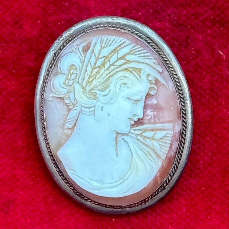 Cammeo figura femminile montatura spilla argento Italia 1930 ca