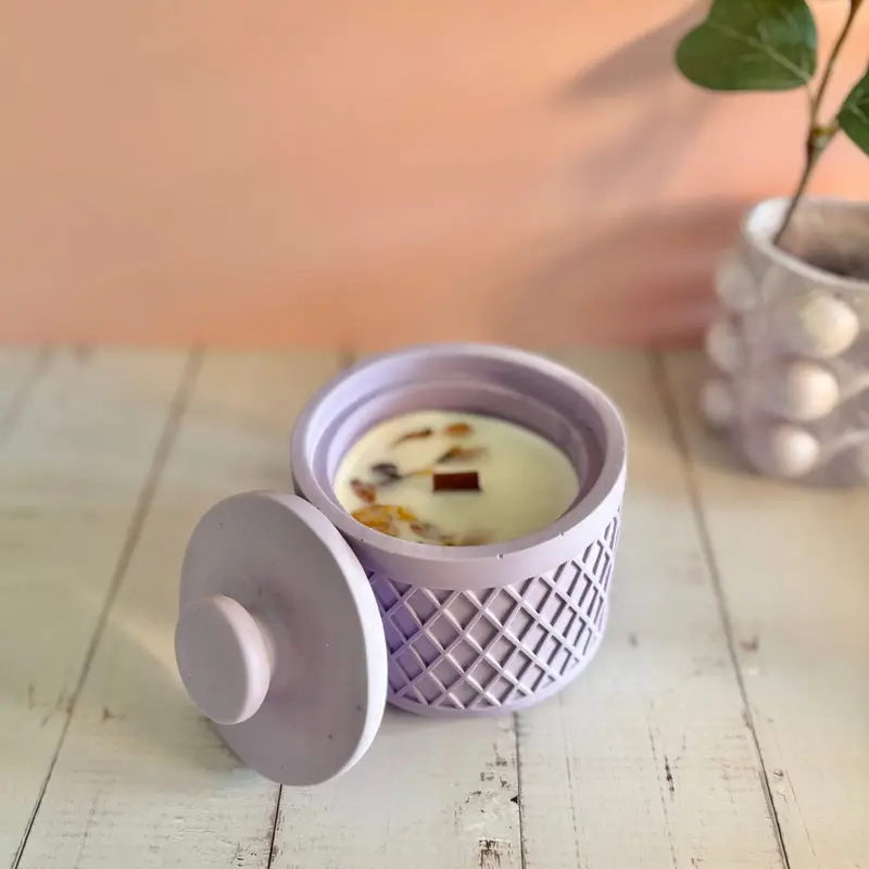 Candela artigianale con coperchio PomPom - Lillà - Aqualume
