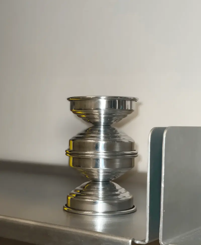 Candeliere grande in metallo lucido dal design scultoreo