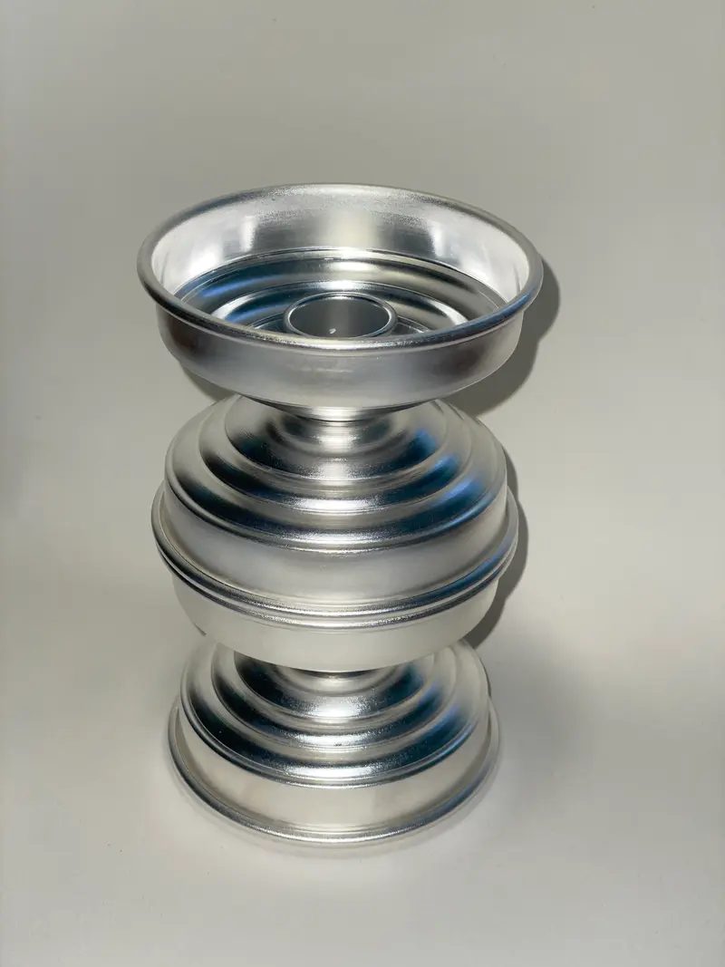 Candeliere in ottone silver plated dal design scultoreo