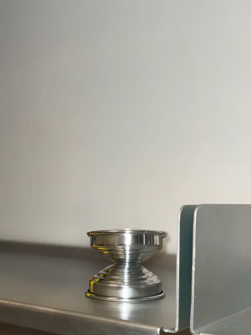 Candeliere piccolo in metallo lucido dal design minimale e contemporaneo