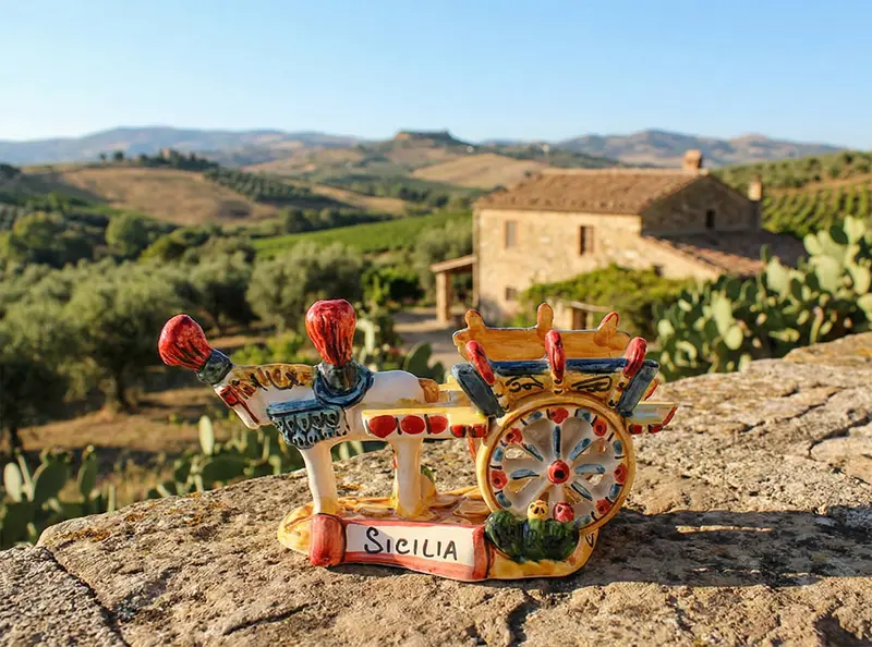 Carretto in ceramica siciliana di Caltagirone realizzato e decorato a mano art arancio